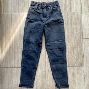 Black H&M High-Waisted Ankle Jeans. Women’s Size 4 🖤